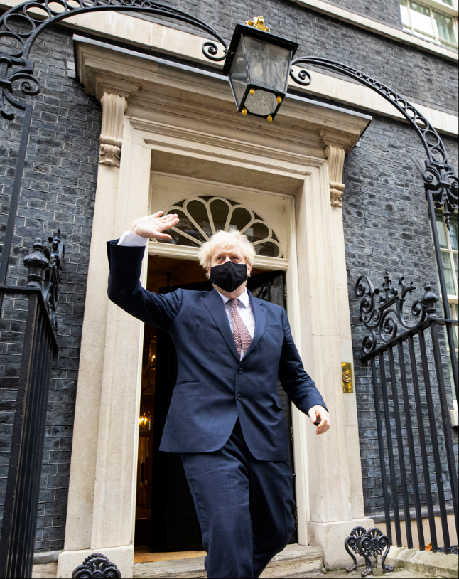 Boris Johnson saindo do isolamento após contato com alguém que testou positivo ao Covid-19