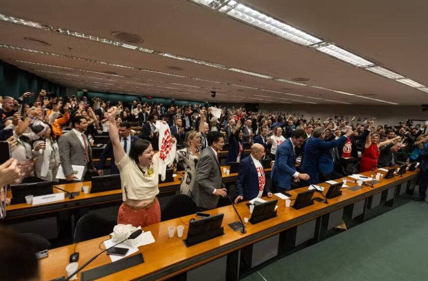 Comissão da Câmara aprova PEC que reduz jornada de trabalho e extingue escala 6×1